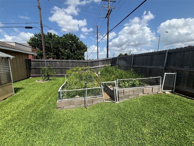 Building Photo - 3300 Wells Dr