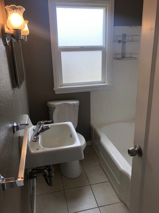 Building Photo - 2 Bedroom, 1 Bathroom Main Level Unit