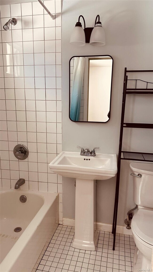 Building Photo - 881 Albany Post Rd