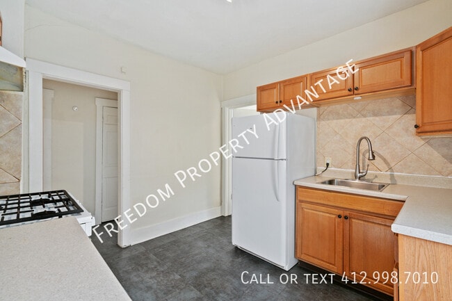 Building Photo - 2451 Wedgemere St