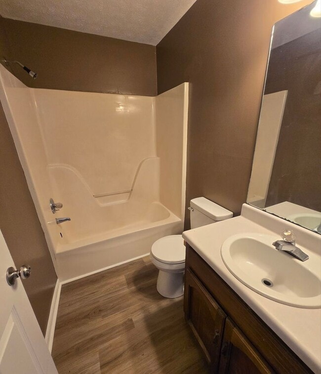 Building Photo - FRESHLY UPDATED TOWHOME.