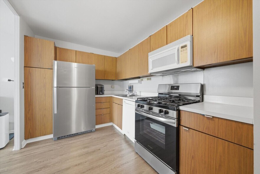 Building Photo - 2800 N Lake Shore Dr