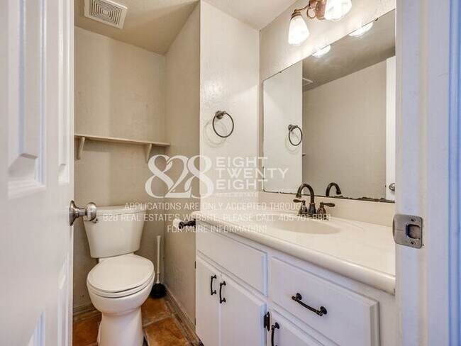 Building Photo - *AVAILABLE NOW!* Spacious 3 Bed/2.5 Bath Condo in East Norman!