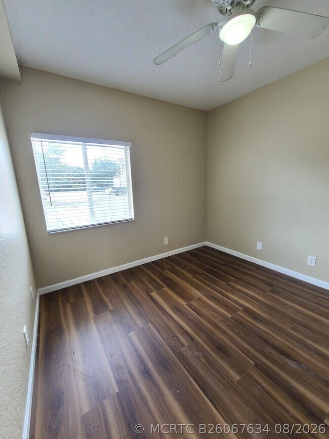 Building Photo - 1165 Golden Lakes Blvd