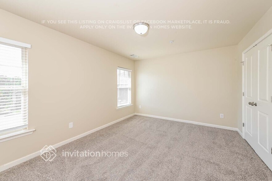 Building Photo - 1700 Summit Village Ln