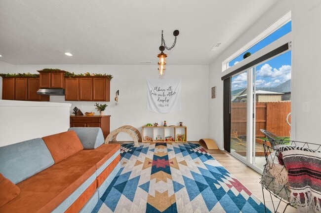 Building Photo - Gorgeous 4-Bdr with fully fenced yard in b...