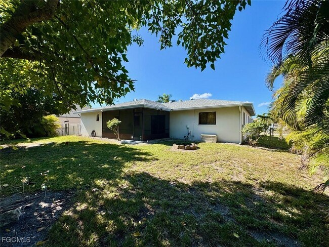 Building Photo - 3725 SW 6th Ave