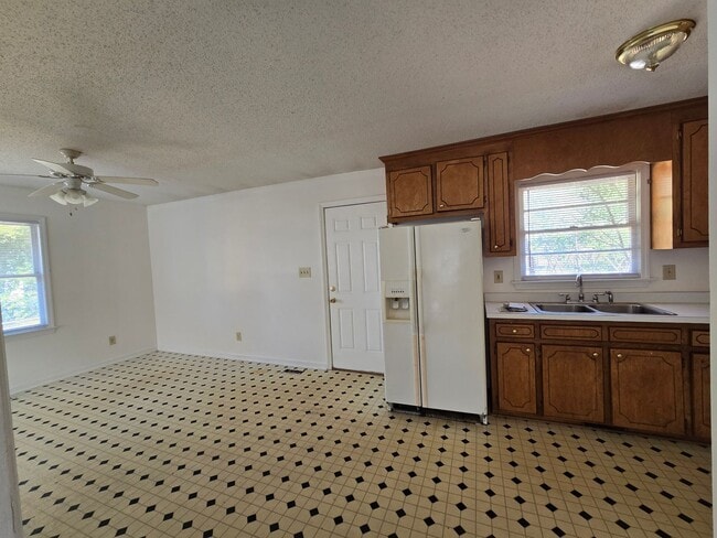 Building Photo - 1929 Crestview Dr