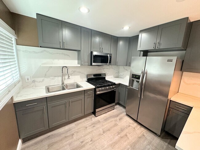 Building Photo - Completely Renovated 2 Bed + 2 Bath House ...