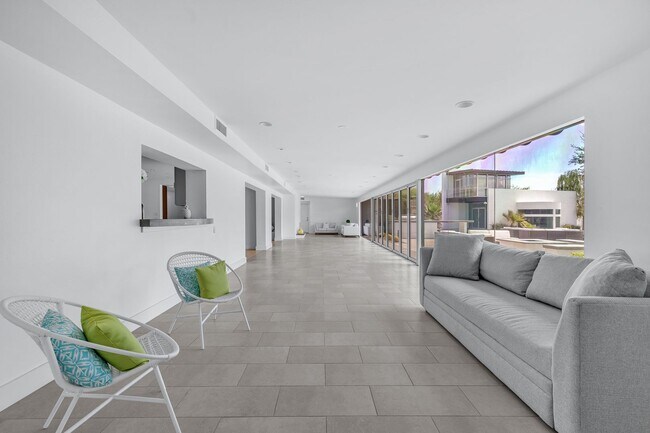 Building Photo - Mid-century modern home in Arcadia with pr...