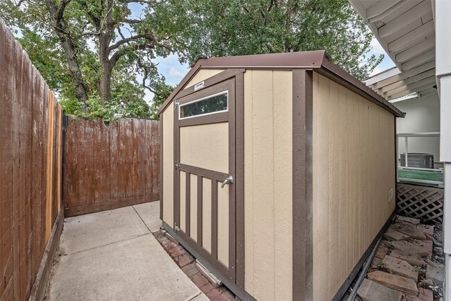 Building Photo - 910 Judiway St