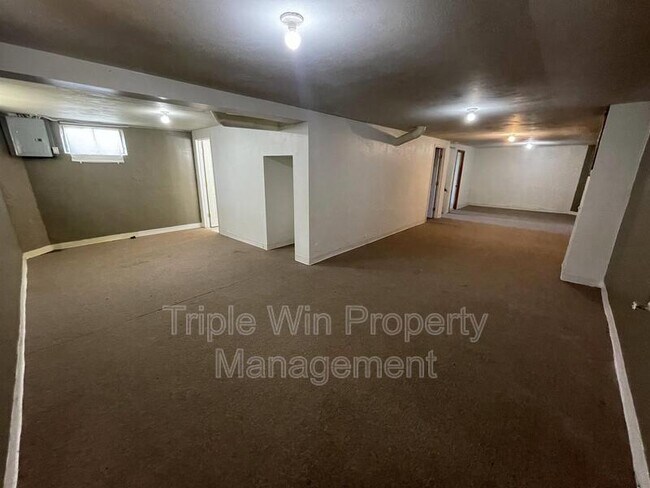 Building Photo - 1105 S Waterford Dr