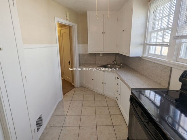Building Photo - 2 Bed 1 Bath