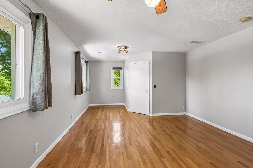 Building Photo - 6013 Porter Ln