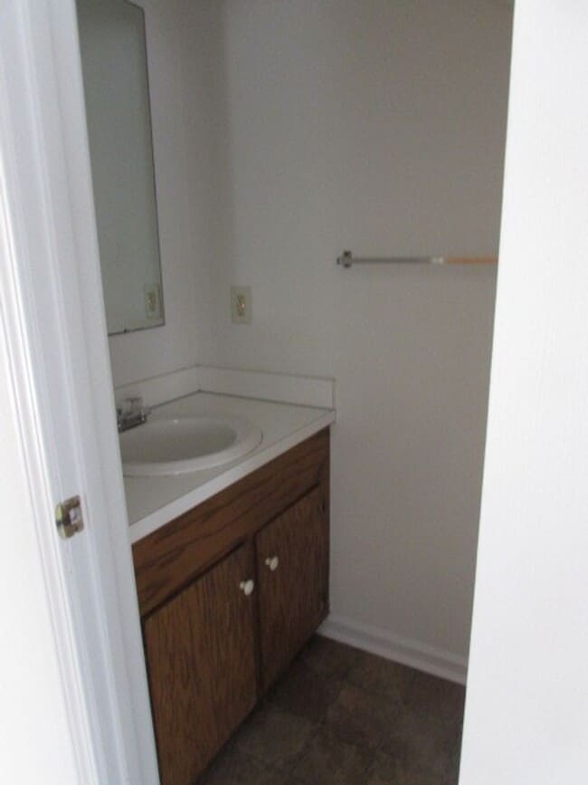 Building Photo - Updated Townhouse