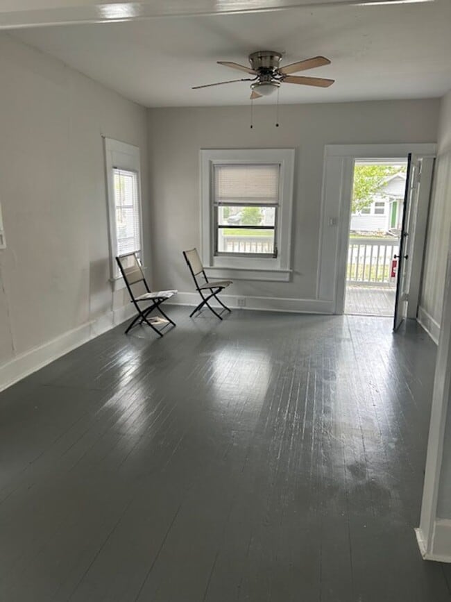 Building Photo - Well maintained 3/2 centrally located and available now!