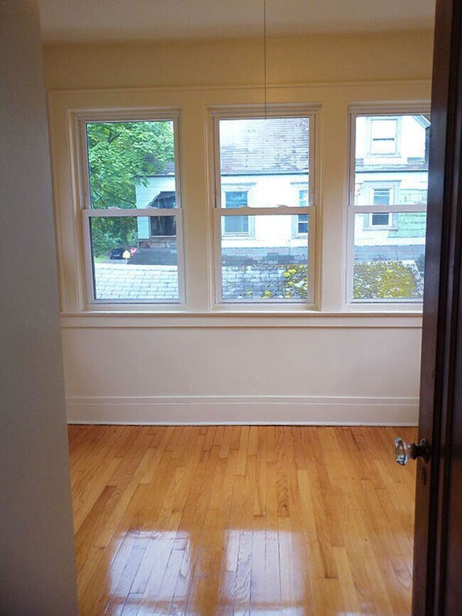 Building Photo - Available 6/1/26 Newly Renovated Spacious ...