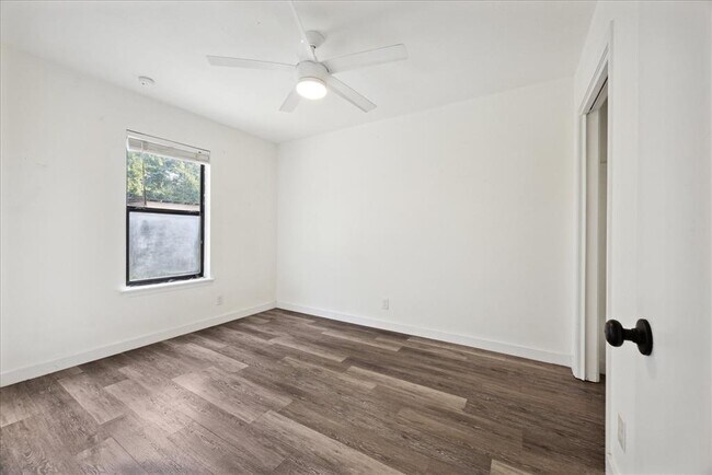 Building Photo - 300 Tilbury Ln