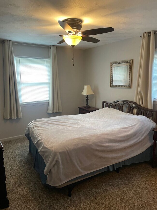 Building Photo - Well-maintained Ranch home with large yard, NO YARDWORK.