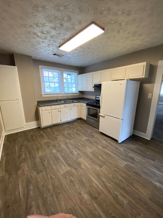 Building Photo - Located near Schools and Shopping. Ask about our "Move-In-Special".