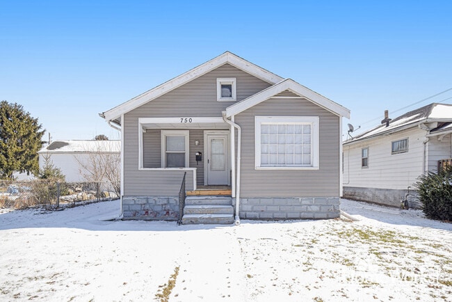 Building Photo - Adorable 2 Bedroom Home