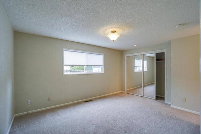 Building Photo - BEAUTIFUL THREE BEDROOM RANCH IN WEST LONGVIEW