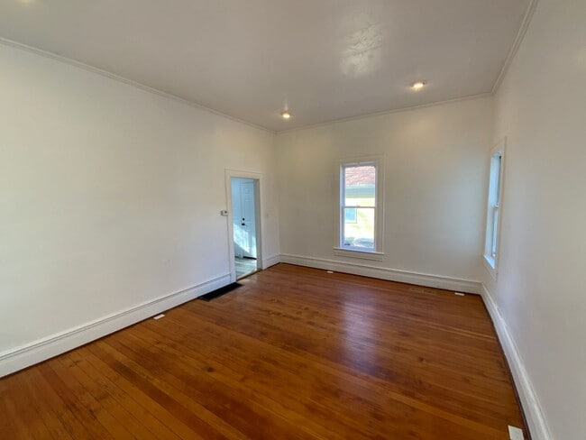 Building Photo - CHARMING UDPATED 2 BED 1 BATH CAPITOL HILL HOUSE IS A MUST SEE!!