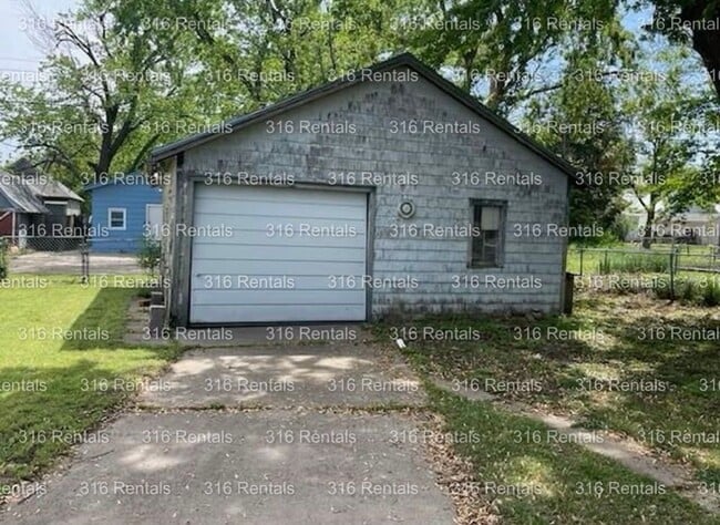 Primary Photo - $995 - 4 bed 2 bath - Single Family Home