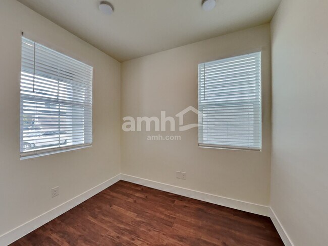 Building Photo - 11535 W Mesquite St