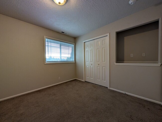 Building Photo - 3-Bedroom, 2.5-Bath Home Close To River Road In Eugene!