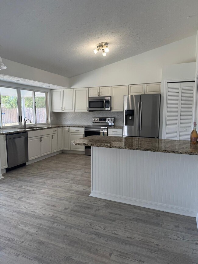 Building Photo - 262 SW Crescent Ave