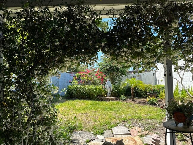 Building Photo - 1655 S Highland Ave