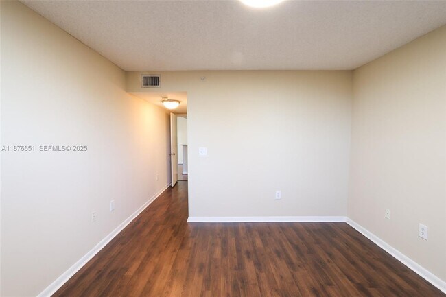 Building Photo - 520 SE 5 Ave