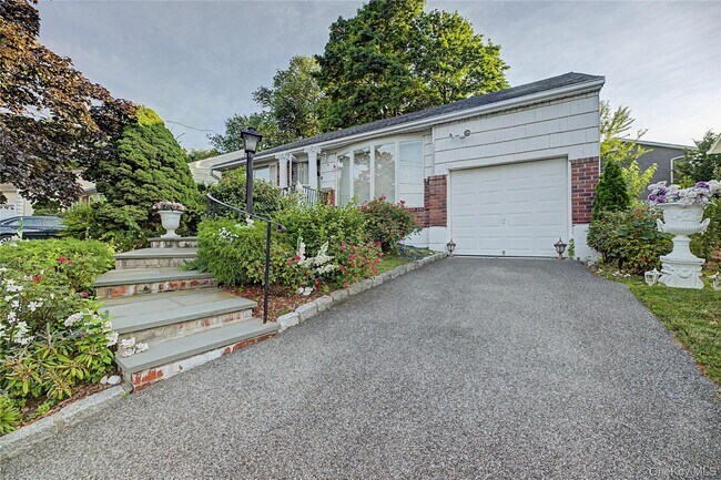 Building Photo - 6 Westwind Rd