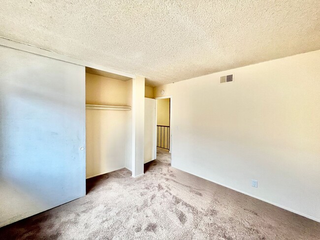 Building Photo - Amazing 3B/1.5BA condo with reserved parki...