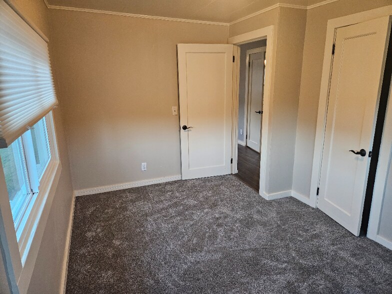 Building Photo - 641 1/2 4th Ave