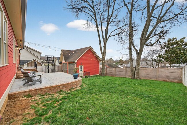 Building Photo - Great location, less than one mile from Historic Downtown Franklin.