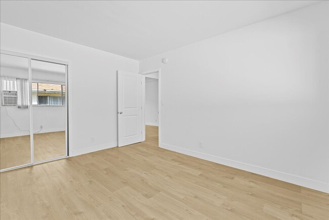 Building Photo - Newly Renovated One Bedroom Apartment!