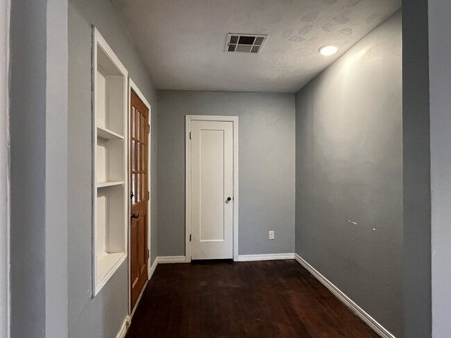 Mudroom - 2030 W Sherwood Ave