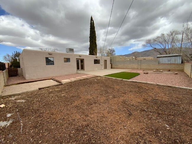 Building Photo - 3 Bedroom Single Story Home Available Near...