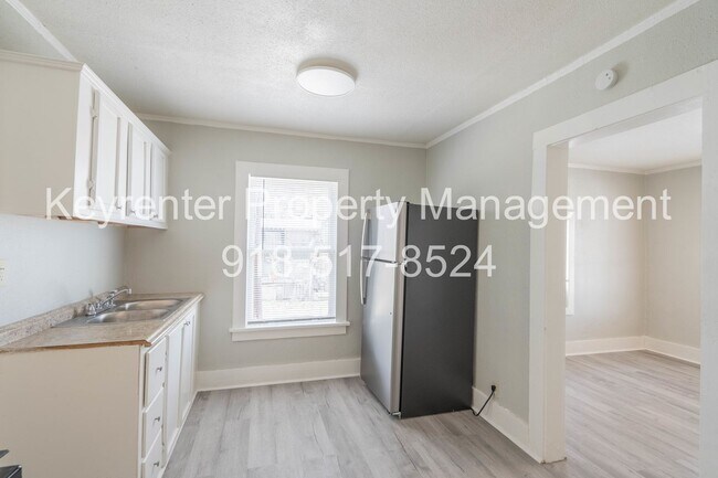 Building Photo - 1530 E 7th St