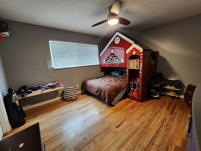 Building Photo - Stunning 3 Bed 2 Bath