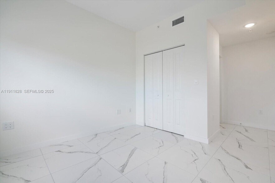 Building Photo - 420 SW 7th Ave