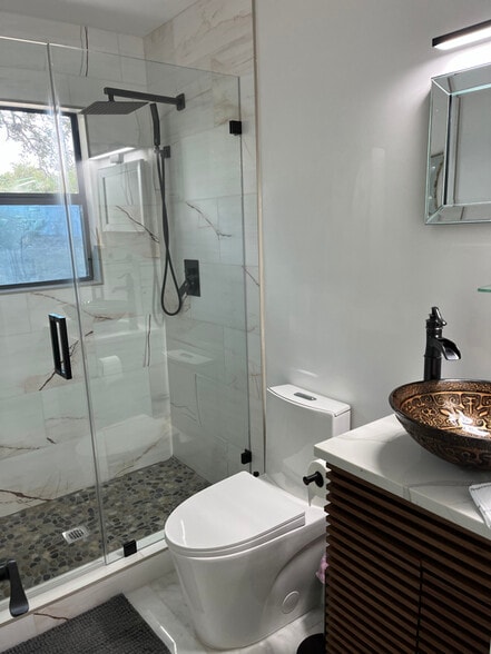 Building Photo - 17510 Lake Shore Dr