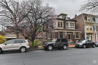 Building Photo - Gorgeous 3 Bedroom on Green St