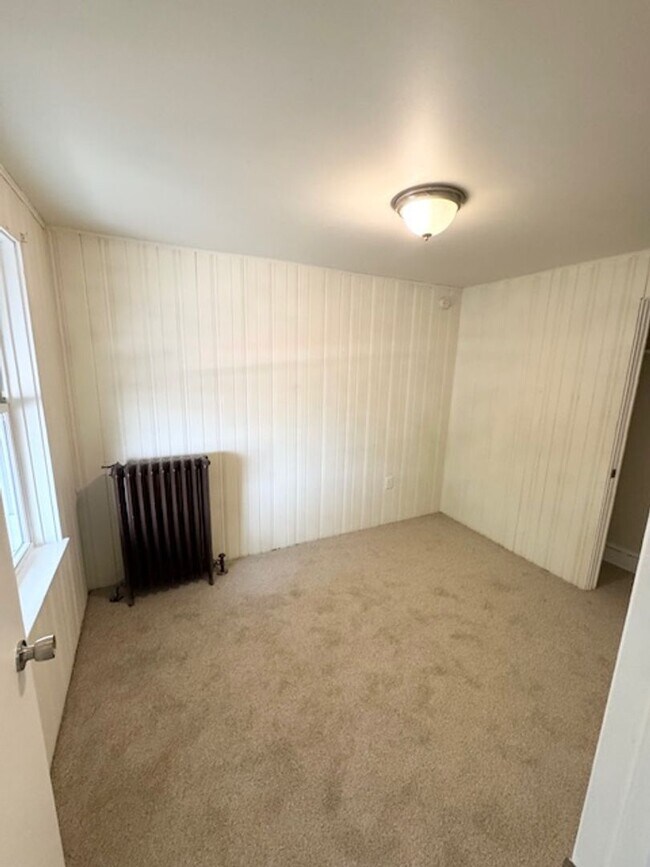 Building Photo - 5 Bedroom Semi-Detached Spacious Home