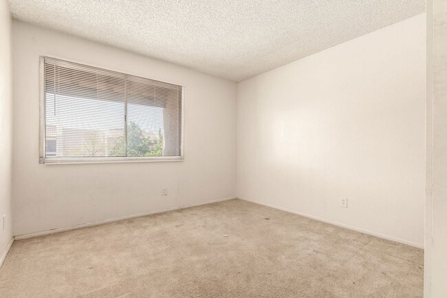 Primary Photo - 5742 N 43rd Dr