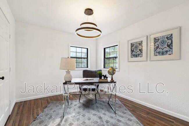 Building Photo - 2038 Avon Dr