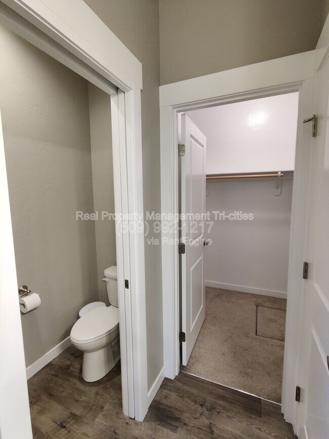 Building Photo - 8817 Grandview Dr