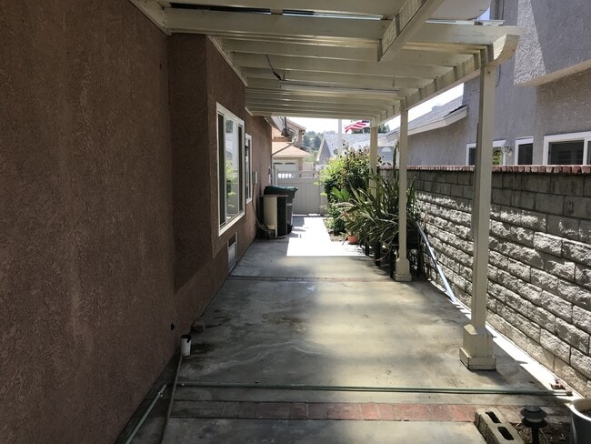 Building Photo - BEAUTIFUL 4 BEDROOM + 3 BATHROOM HOUSE IN SANTA CLARITA AVAILABLE NOW!